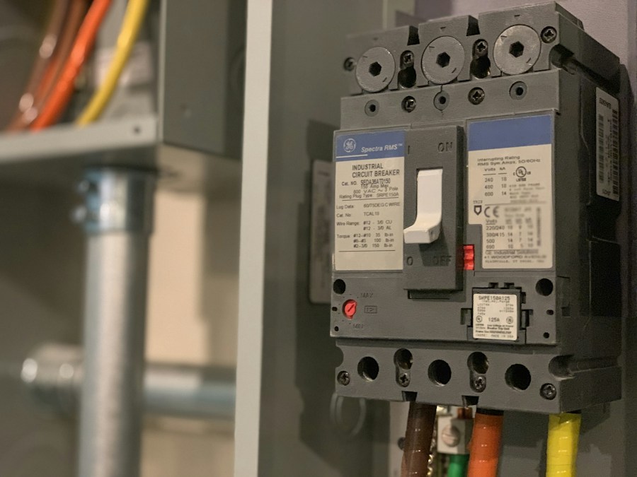 Circuit breaker and cabling in an electrical switchboard